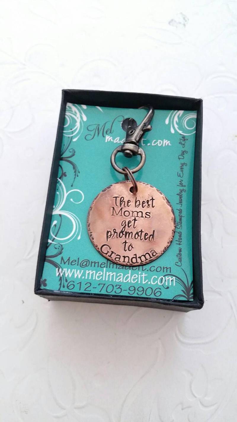 Die Besten Mamas Werden Zur Oma Befördert, Personalisierter Schlüsselanhänger, Geschenk Für Oma, Nana, Mimi, Schlüsselring, Flamme Bemalt Kupfer von MelMadeItonEtsy