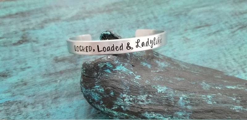 Gesperrt, Loaded Und Ladylike Jäger Armreif, Jagd Mädchenarmband, Mädchen Mit Pistolen, Benutzerdefinierte Personalisierte Präsentieren von MelMadeItonEtsy