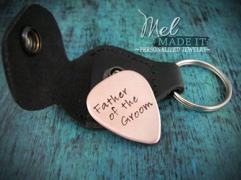Gitarre Pick Schlüsselanhänger, Vater Des Bräutigams Geschenk, Der Braut, Musiker Geschenk Für Hochzeit, Papa von MelMadeItonEtsy