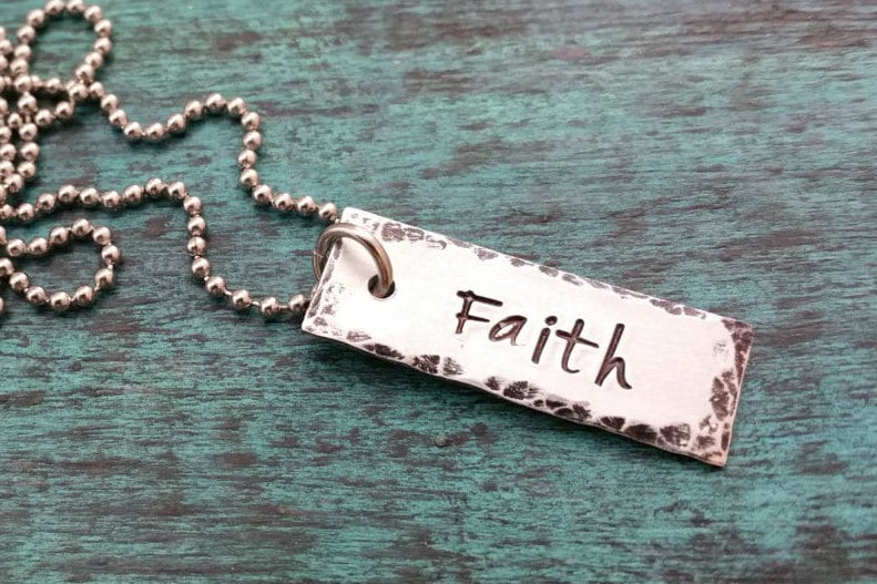 Glauben-Halskette, Personalisierte Oder Benutzerdefinierten Text, Gehämmert, Rand, Kommuniongeschenk, Religiöse Geschenk, Geschenk Für Religion von MelMadeItonEtsy