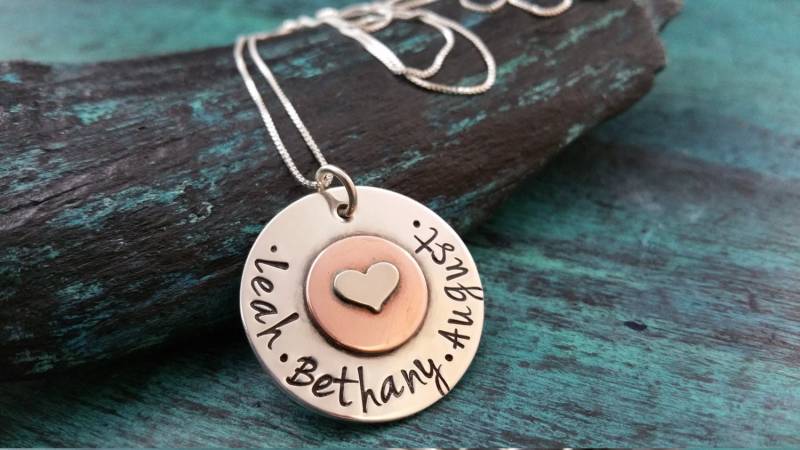 Personalisierte Sterling Silber Hand Gestempelt Mama Halskette, Gemischte Metall Familie Gestapelt Schmuck, Kindernamen, Nana, Mütter Dsy von MelMadeItonEtsy