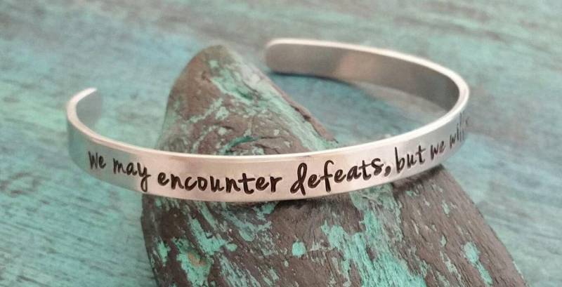 Wir Können Auftreten, Niederlagen, Aber Wir Werden Nicht Besiegt Werden, Zitat, Manschette, Inspirierend Geschenk, Geschenk Für Harte Zeit von MelMadeItonEtsy