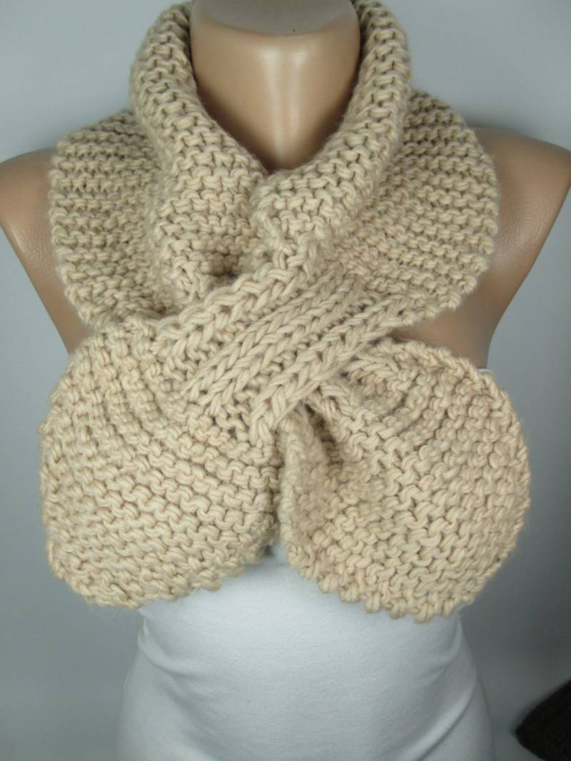 Hand Gestrickte Schleife Schal Häkeln Beige Ascot Hals Wärmer Gemütliche Frauen Zubehör Für Mitarbeiter Geschenk Weihnachtsgeschenk von MelScarf