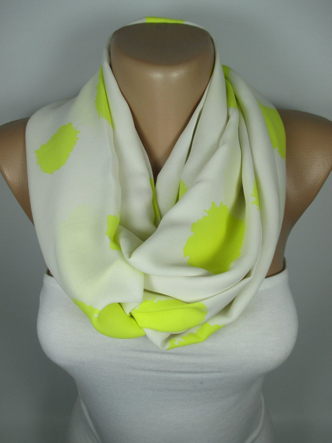 Polka Dots So Weiche Infinity Schal Einzigartiges Geschenk Für Frauen Weihnachtsgeschenk Sie Mama Frau Winter Zubehör von MelScarf