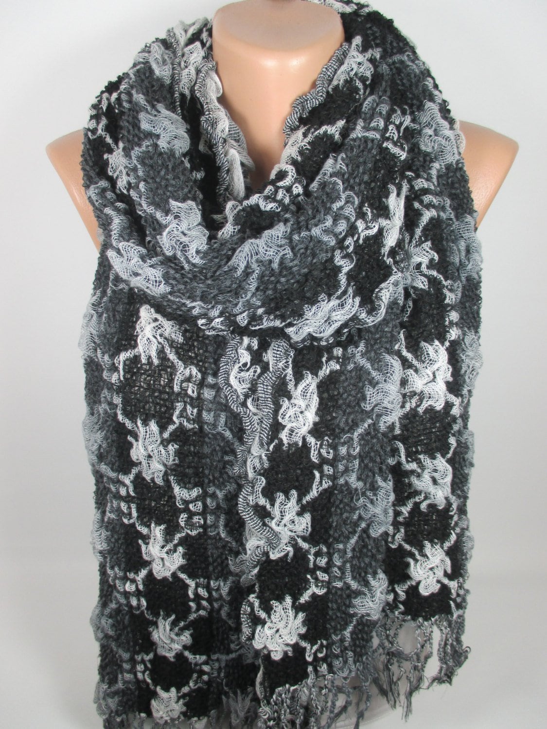 Rüschen Schwarz Weißer Schal Herbst Winter Gemütlicher Frauen Weihnachtsgeschenk Für Sie Mama Frau Feiertagsgeschenk Einzigartiges Geschenk von MelScarf