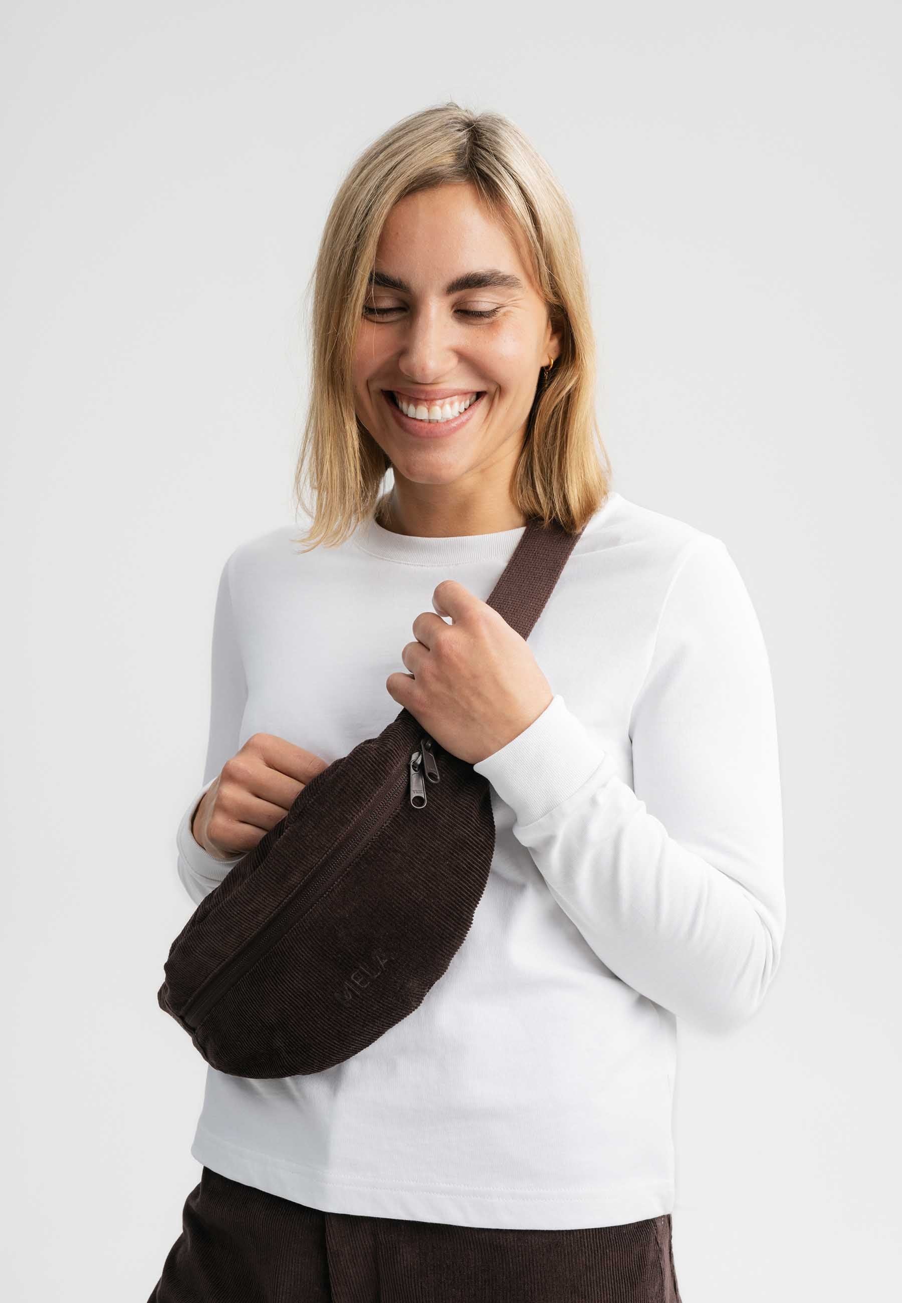 Cord Hip Bag Modell: Bhavin Cord Hip Bag Modell: Bhavin von Mela