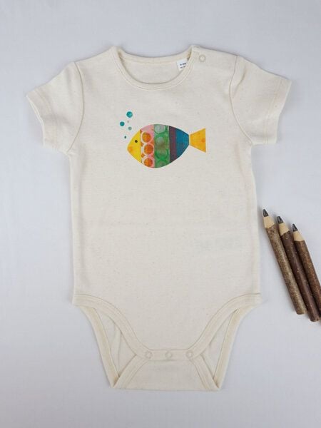 Meladi Kinder Baby-Body aus Biobaumwolle - Fisch auf Natural Raw von MelaDi