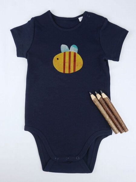 Meladi Kinder Baby-Body aus Biobaumwolle - Hummel auf Navy Blue Meladi Kinder Baby-Body aus Biobaumwolle - Hummel auf Navy Blue von MelaDi