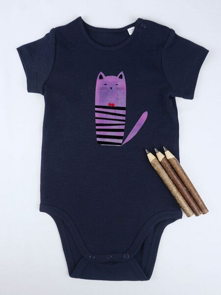 Meladi Kinder Baby-Body aus Biobaumwolle - Katze auf Navy Blue von MelaDi