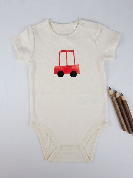 Meladi Kinder Baby-Body aus Biobaumwolle - Rotes Auto auf Natural Raw von MelaDi
