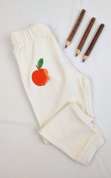 Meladi Kinder Baby-Hose aus Biobaumwolle - Apfel auf Natural Raw von MelaDi