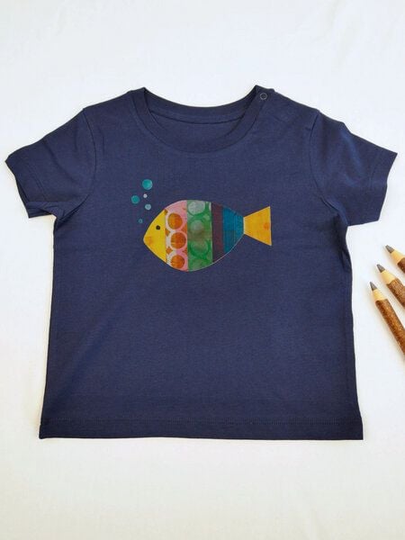 Meladi Kinder Baby-Shirt aus Biobaumwolle - Fisch auf Navy Blue von MelaDi