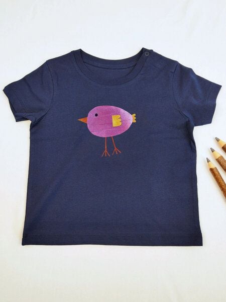 Meladi Kinder Baby-Shirt aus Biobaumwolle - Vogel Rosa auf Navy Blue Meladi Kinder Baby-Shirt aus Biobaumwolle - Vogel Rosa auf Navy Blue von MelaDi