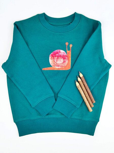 Meladi Kinder Sweater aus Biobaumwolle - Schnecke auf Forrest Green von MelaDi