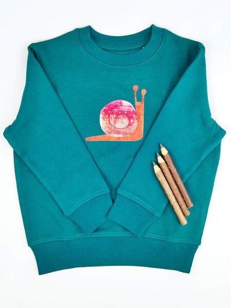 Meladi Kinder Sweater aus Biobaumwolle - Schnecke auf Forrest Green von MelaDi