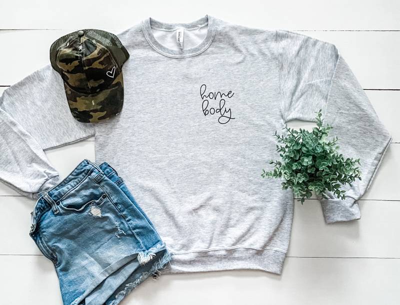 Gestapeltes Cursive Homebody Sweatshirt | Hellgrau Vlies Pullover Unisex Weich Eigenanbau Trautes Zuhause Kleine Schrift Frauen von MelandMae