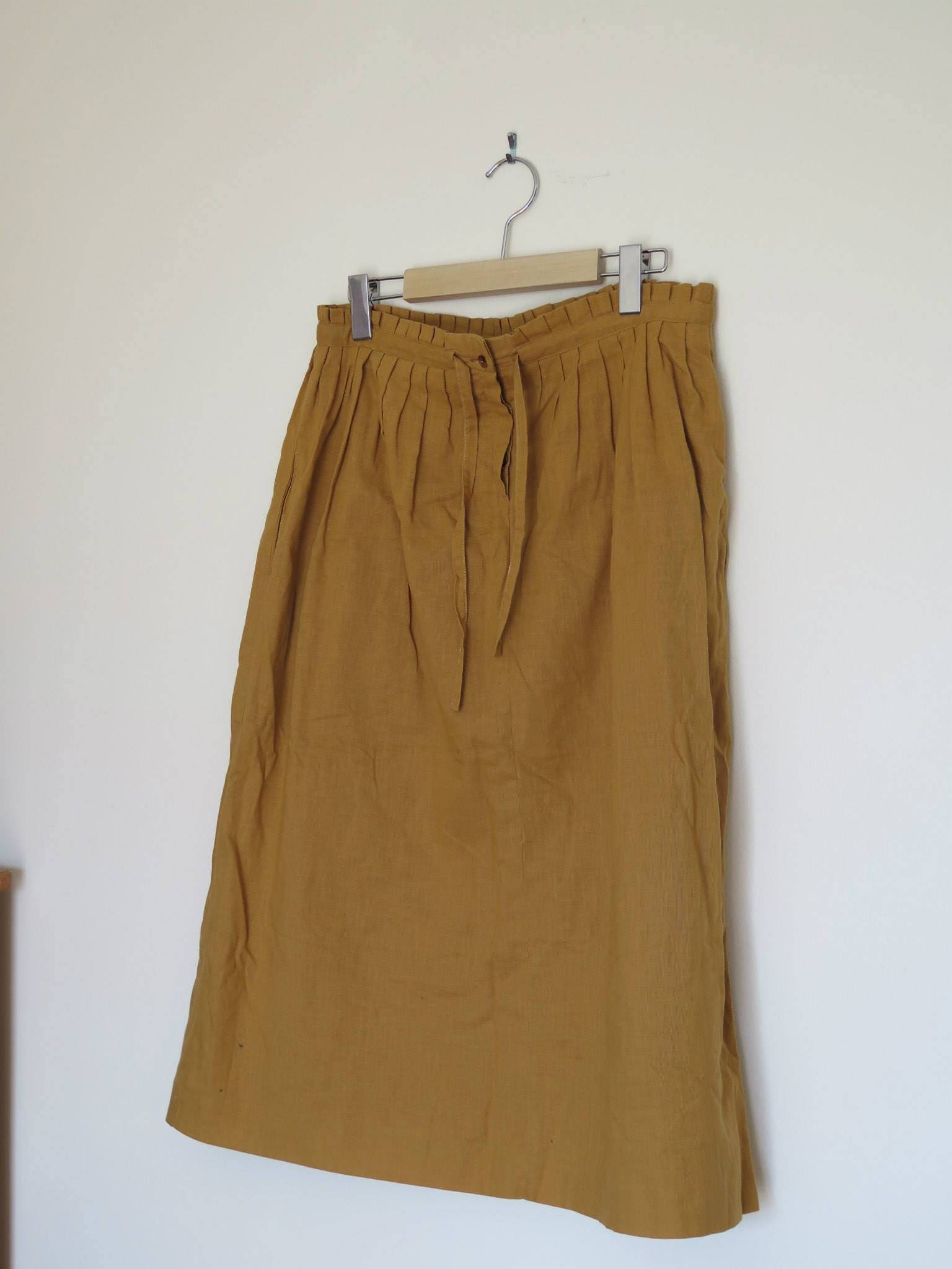 Vintage-Rock Cacharel Paris Beige Wool Skirt 1980 Halblang Wolle Baumwolle Mit Poket-Taschen Vintage-Rock Cacharel Paris Beige Wool Skirt 1980 Halblang Wolle Baumwolle Mit Poket-Taschen von Melangedecouleurs