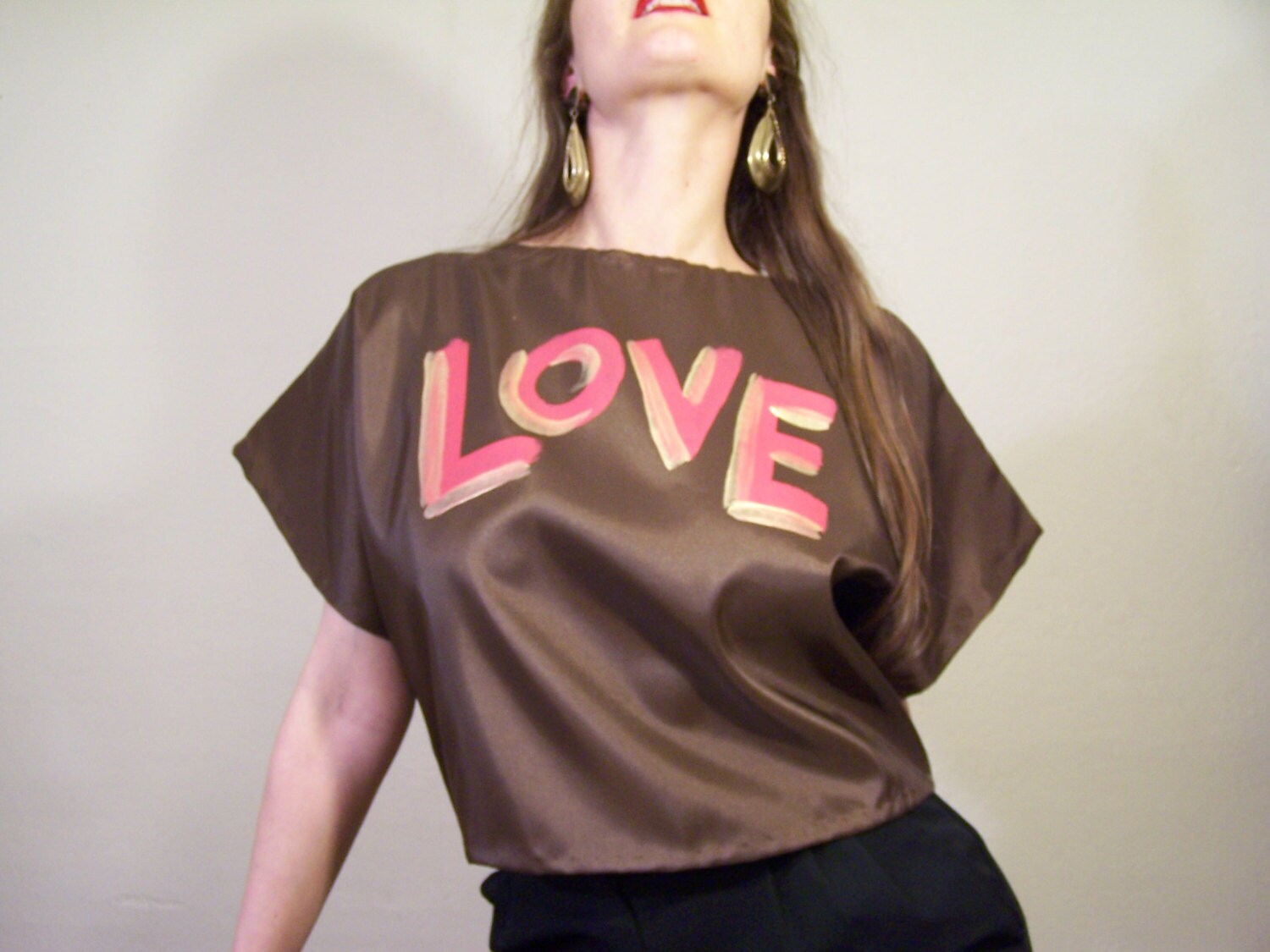 Handbemaltes Engelsshirt, "Love", Brauner Satin Mit Rotem Schriftzug Handbemaltes Engelsshirt, "Love", Brauner Satin Mit Rotem Schriftzug von MelanieEyth