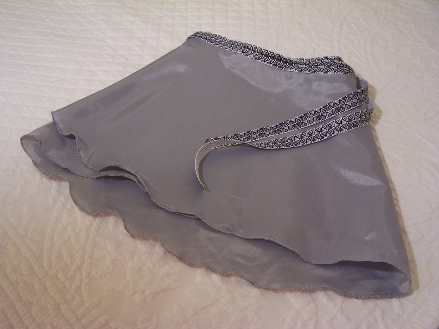Wrap Around Ballettrock, Grau Schimmer Mit Schwarz Weißem Band Wrap Around Ballettrock, Grau Schimmer Mit Schwarz Weißem Band von MelanieEyth