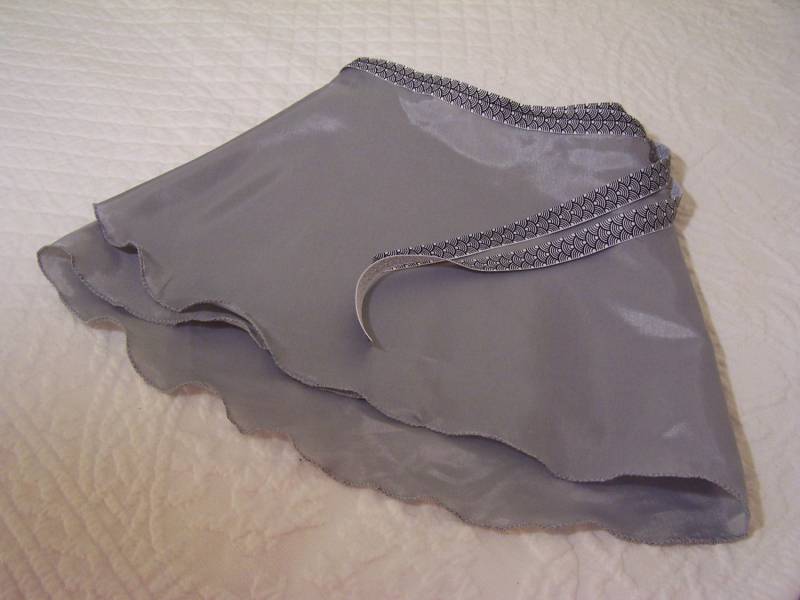Wrap Around Ballettrock, Grau Schimmer Mit Schwarz Weißem Band Wrap Around Ballettrock, Grau Schimmer Mit Schwarz Weißem Band von MelanieEyth
