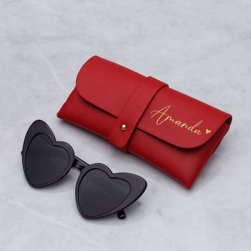 Personalisierte Brillenhülle Aus Veganem Leder Sonnenbrillenbeutel Mit Individuellem Namen Personalisierte Brillenhülle Aus Veganem Leder Sonnenbrillenbeutel Mit Individuellem Namen von MelanoraStudio