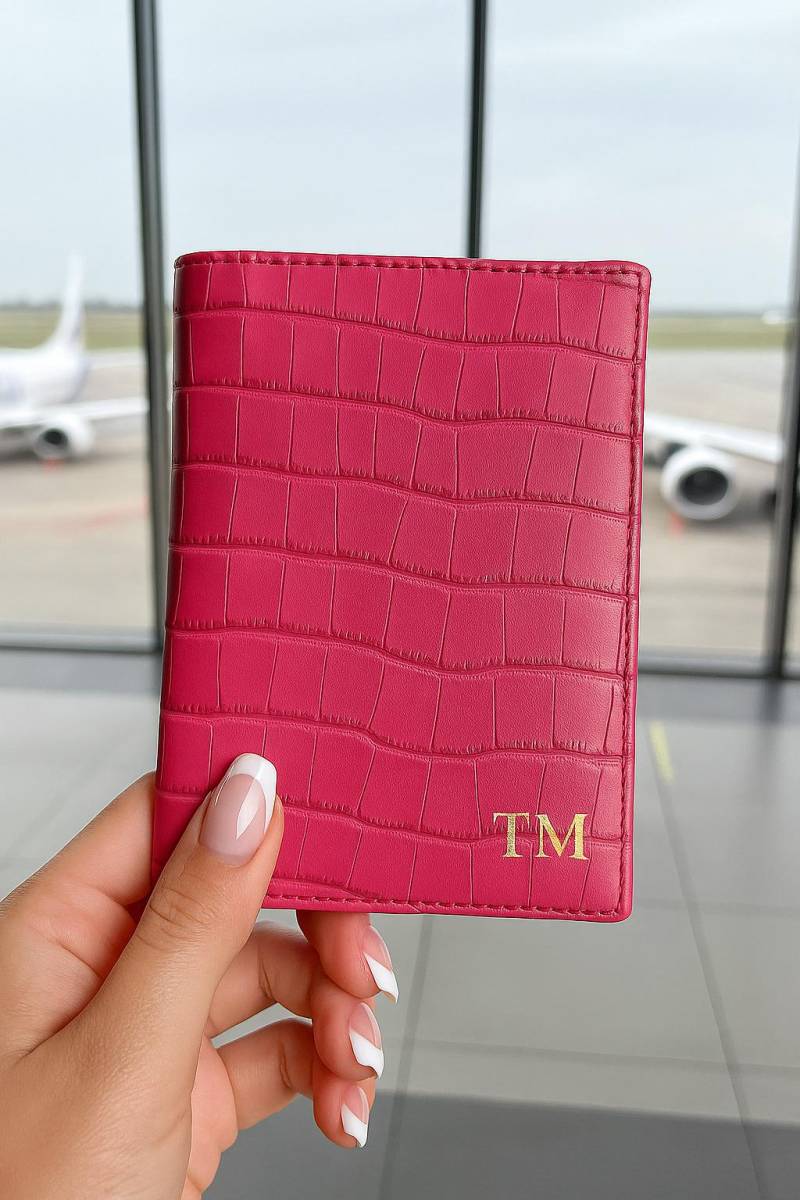 Personalisierte Kroko Vegan Leder Passport Cover Goldfolie Initialen Personalisierte Kroko Vegan Leder Passport Cover Goldfolie Initialen von MelanoraStudio