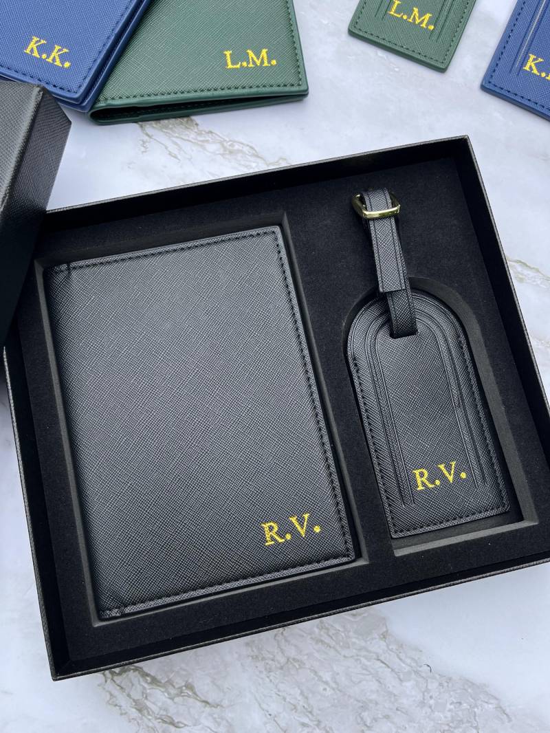 Personalisierte Passhülle Und Gepäckanhänger Set Kunstleder Reisegeschenk von MelanoraStudio