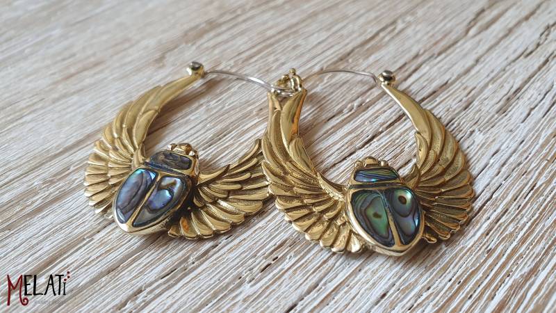 Große Messingohrringe Mit Perlmutt, Käferohrringe Gold, Statementohrringe, Boho Ohrringe, Insektenohrringe, Goldene Ohrringe von MelatiJewelryDesign