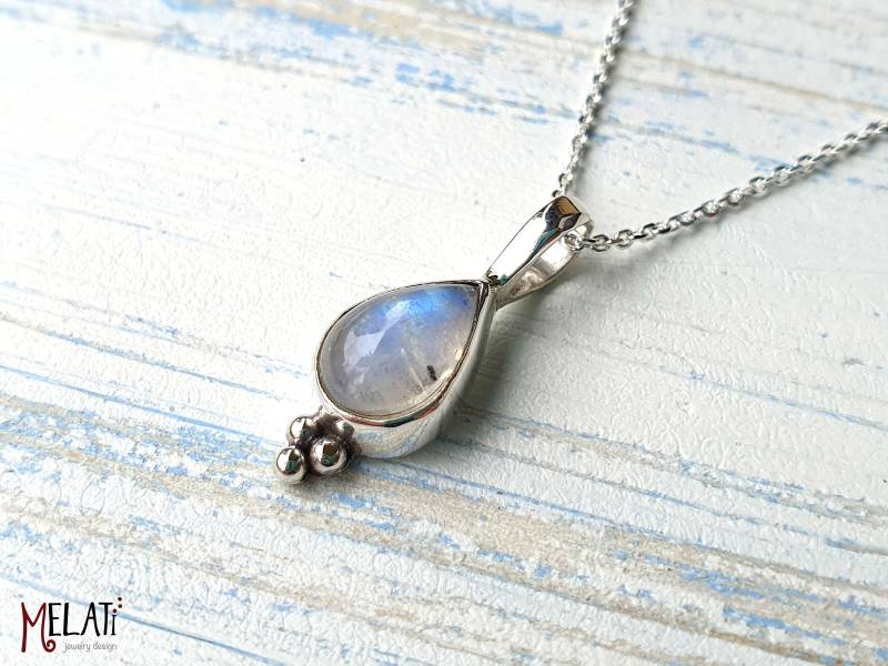 Kleiner Mondstein An Silberkette, in Silber Eingefasst, Tropfenförmiger Kleiner Silber, Feines Silberkettchen Mit Stein von MelatiJewelryDesign
