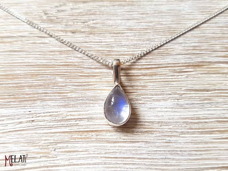 Kleiner Mondstein An Silberkette, in Silber Eingefasst, Tropfenförmiger Kleiner Silber, Feines Silberkettchen Mit Stein von MelatiJewelryDesign