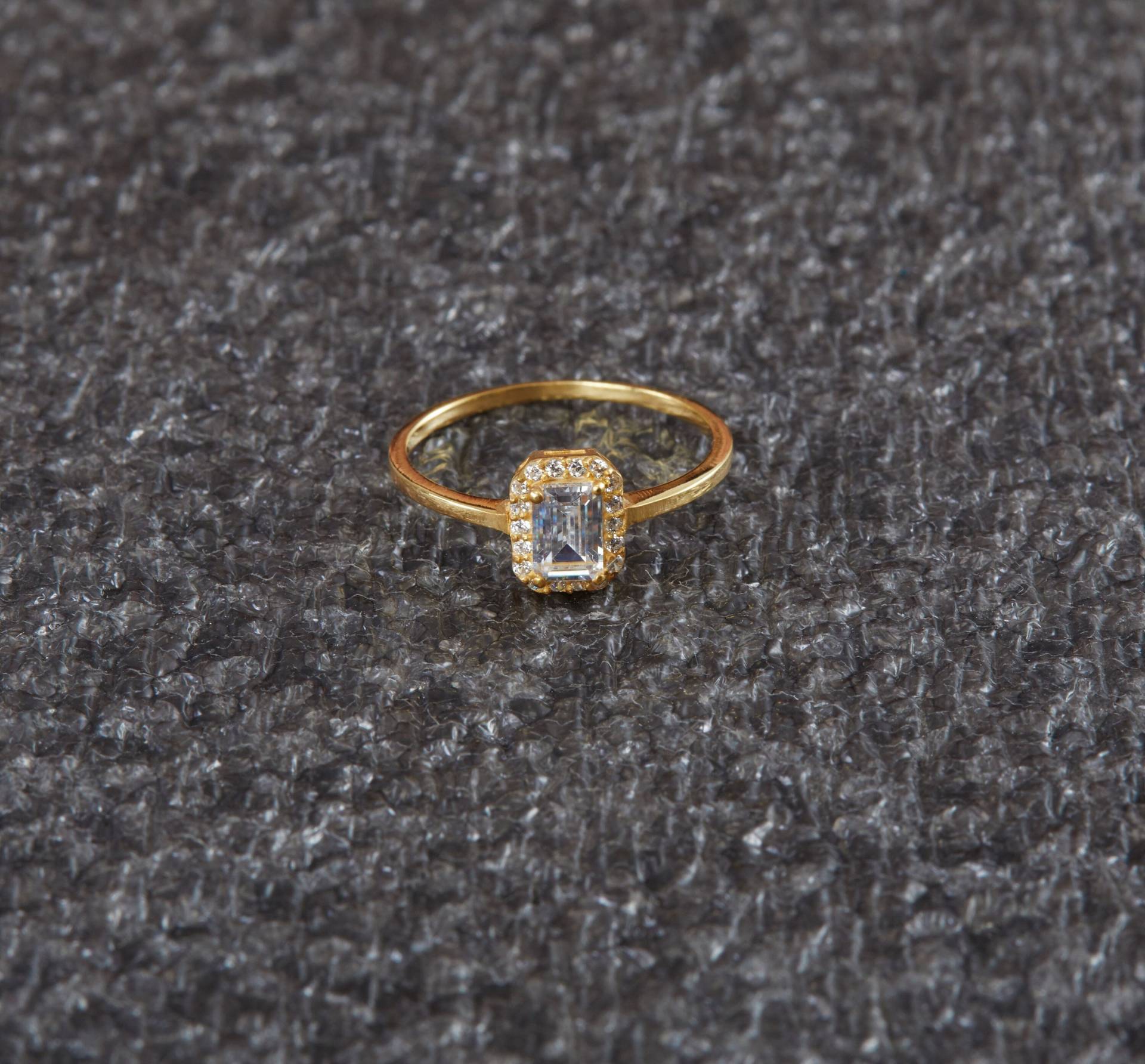 14K Massivgold 0, 50 Karat | 6 4mm Smaragdschliff Verlobungsring, Halo Simulierter Diamantring, Jubiläumsring, Versprochener Ring, Silber Cz Ring von Melchjewellery