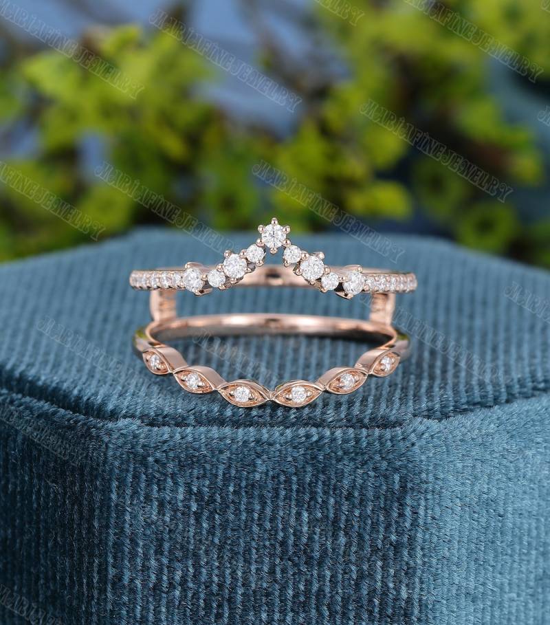 Doppelt Geschwungener Diamanten Ehering Vintage Rose Goldenhancer Ring Einzigartige Moissanit Milgrain Braut Stapeln Passender Versprechen Geschenk von MeleJewelryUS