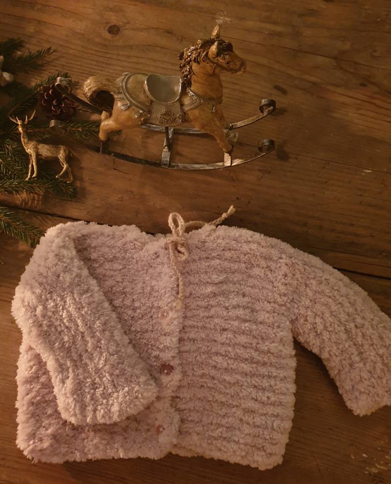 Gestricktes Baby-Jäckchen in Altrosa/Flausch von MeleniDesigns