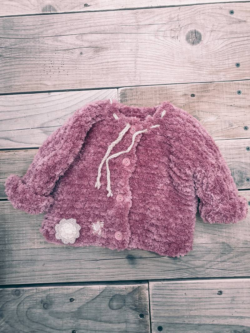 Gestricktes Baby-Jäckchen in Brombeere/Lila | Flausch Gestricktes Baby-Jäckchen in Brombeere/Lila | Flausch von MeleniDesigns
