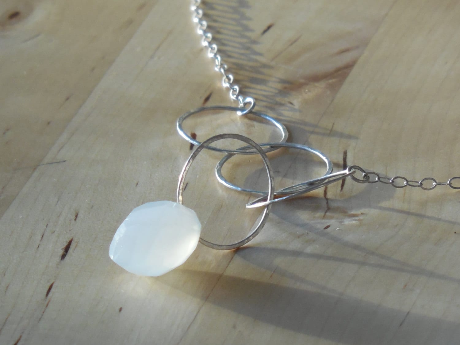 Chalcedon & Schlaufenring Halskette | Weiß Transparent Natürlicher Facettierter Stein Minimal Sterling Silber Edel Gehämmert Gliederdraht Schmuck Chalcedon & Schlaufenring Halskette | Weiß Transparent Natürlicher Facettierter Stein Minimal Sterling Silber Edel Gehämmert Gliederdraht Schmuck von Meliloo