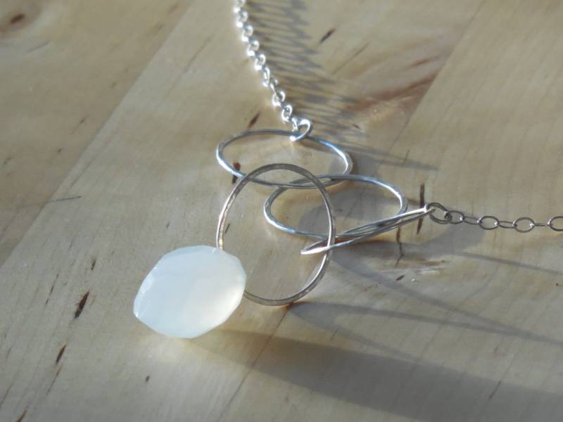 Chalcedon & Schlaufenring Halskette | Weiß Transparent Natürlicher Facettierter Stein Minimal Sterling Silber Edel Gehämmert Gliederdraht Schmuck Chalcedon & Schlaufenring Halskette | Weiß Transparent Natürlicher Facettierter Stein Minimal Sterling Silber Edel Gehämmert Gliederdraht Schmuck von Meliloo