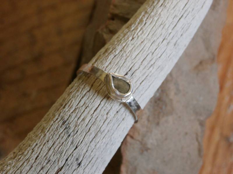 Turmalin Ring | Sterling Silber Glatt Tropfen Grün Gehämmert Schlicht Zierlich Breites Band Poliert Handgefertigte Fassungen Edel Minimal Turmalin Ring | Sterling Silber Glatt Tropfen Grün Gehämmert Schlicht Zierlich Breites Band Poliert Handgefertigte Fassungen Edel Minimal von Meliloo