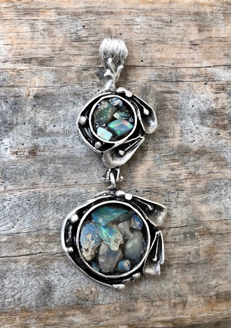 Opale in Einem Schönen Versilberten Anhänger Opale in Einem Schönen Versilberten Anhänger von MelindaRingDesigns