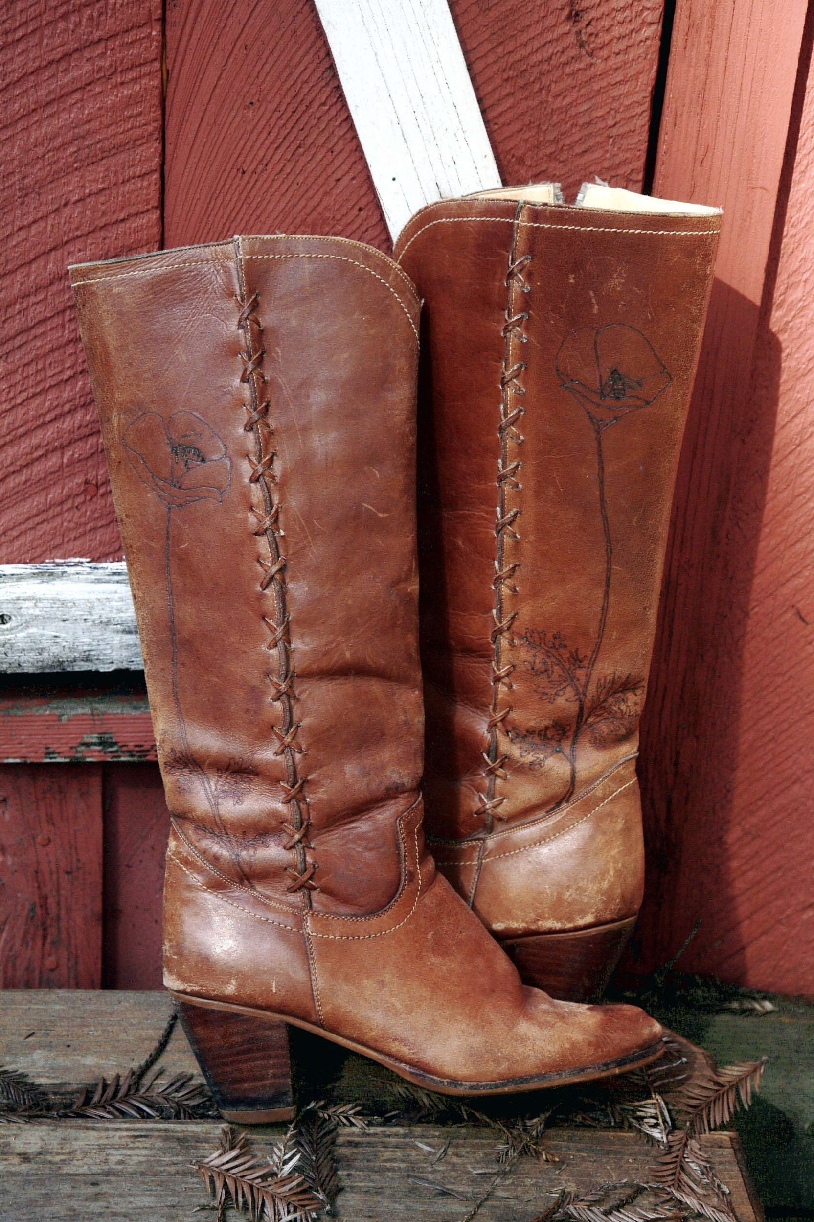 Upcycled 8 1/2 Lederstiefel, Mohn Und Biene Detail Upcycled 8 1/2 Lederstiefel, Mohn Und Biene Detail von MelissARTain