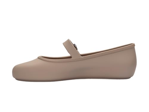 Melissa Soft Ballerina Collection - Saisonlose Flats für Damen - Klassischer Ballett-Stil mit verstellbarem Riemen - leichte PVC-Konstruktion - weiche Schaumstoff-Einlegesohle - Kaugummi-Duft, Beige von Melissa
