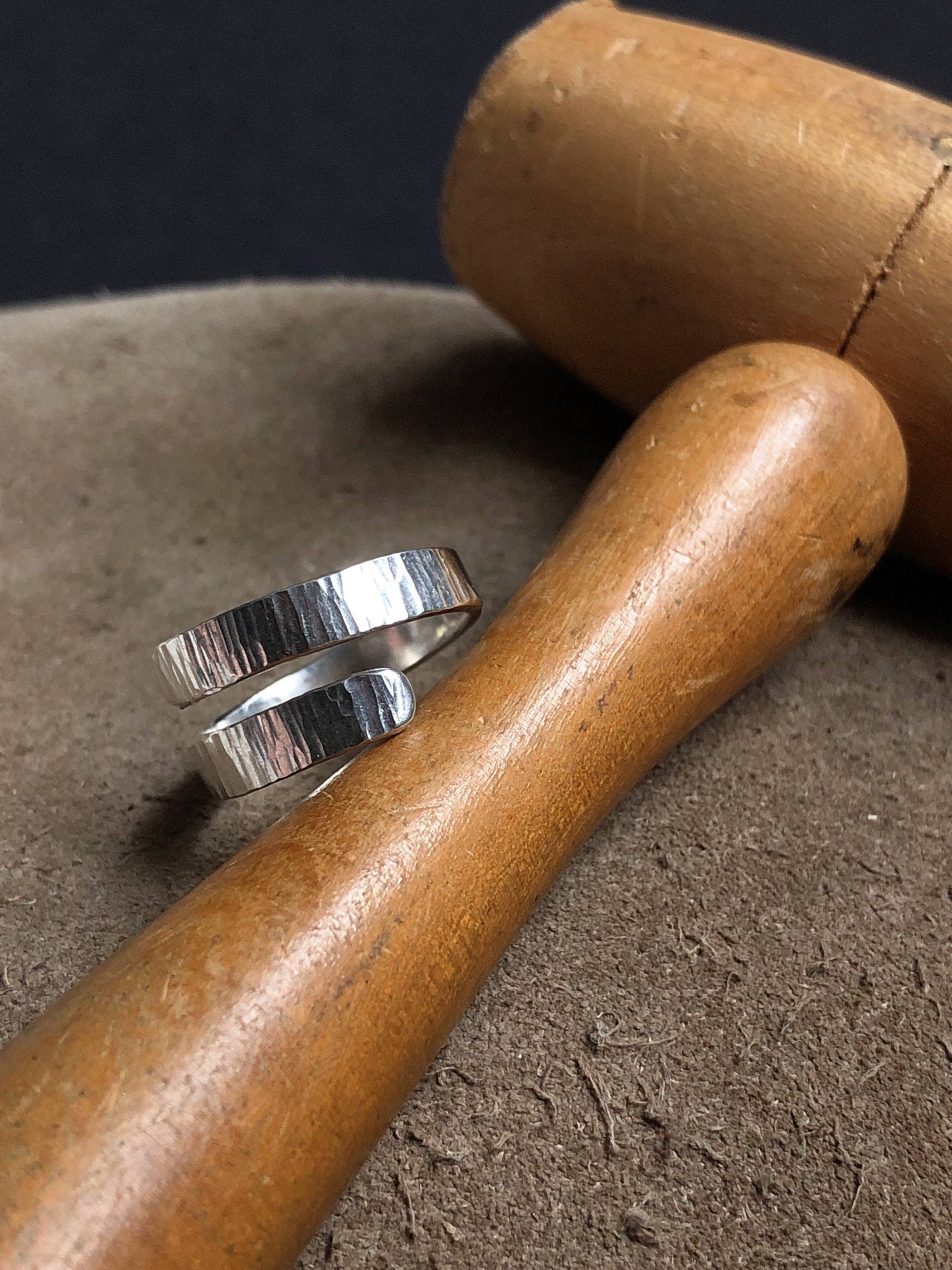 Verstellbarer Wickelring Aus Sterlingsilber, Gehämmerter Silberring, Daumenring Verstellbarer Wickelring Aus Sterlingsilber, Gehämmerter Silberring, Daumenring von MelissaMontagueMetal