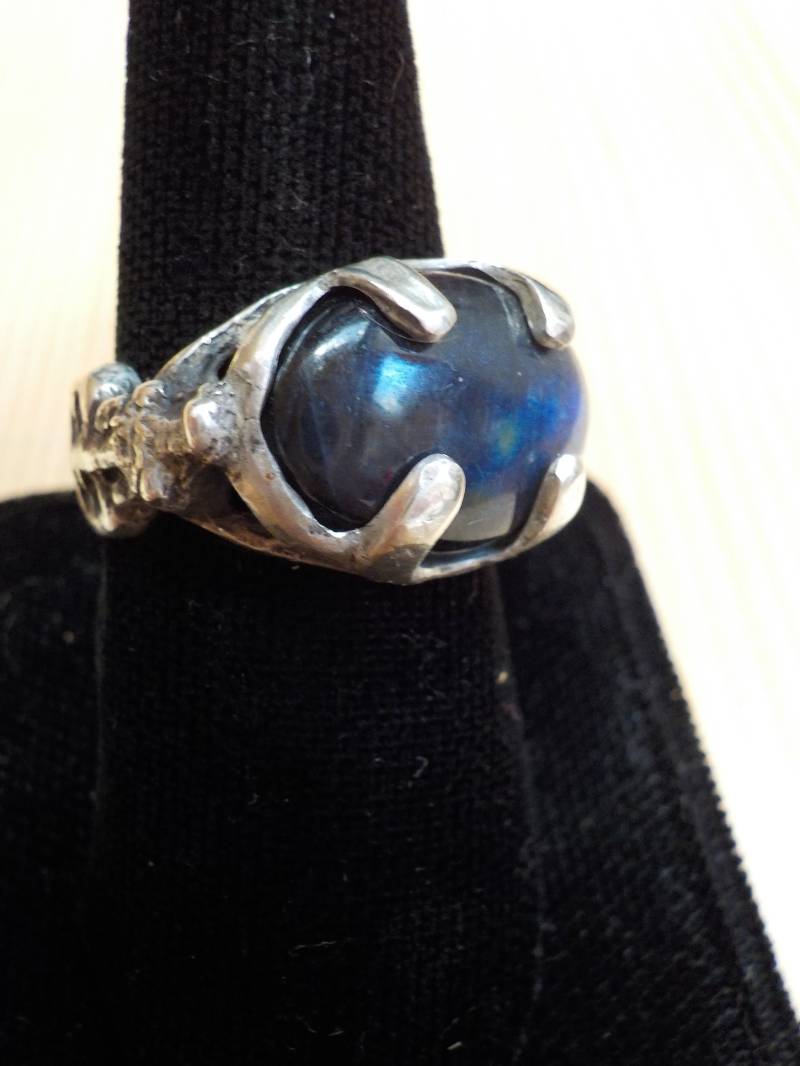 Mittelalterlicher Drachen Ring Mit Blauem Labradorit Cabochon Mittelalterlicher Drachen Ring Mit Blauem Labradorit Cabochon von MelissaToade
