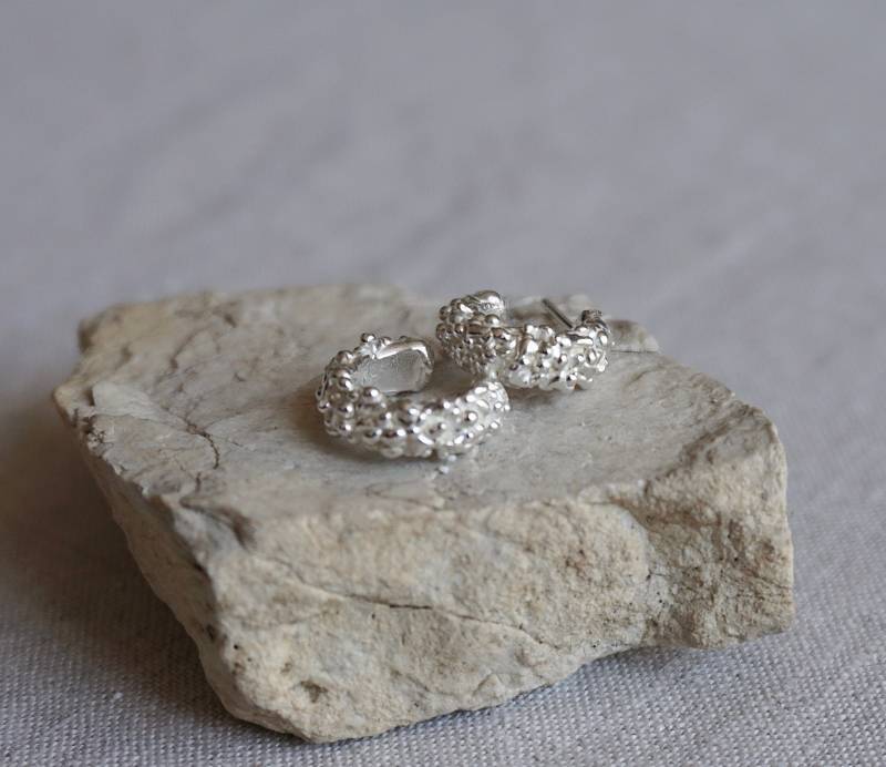 Chunky Bio Huggie Hoop Ohrringe | Granuliert Natürliche Strukturierte Recyceltes Silber von MelissaYJewellery