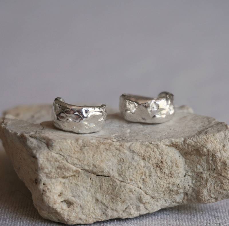 Geschmolzene Huggie Hoop Ohrringe | Chunky Hoops Recyceltes Silber Unregelmäßig Minimalistisch von MelissaYJewellery