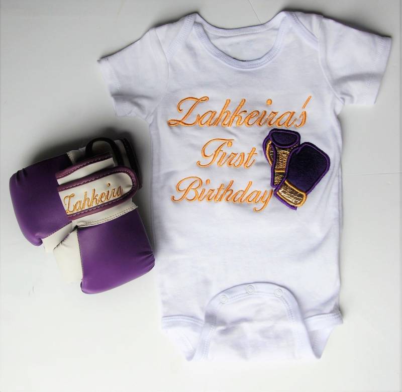Personalisiertes Baby-Boxbox-Set Body Und Handschuhe Für Ihren Kleinen Champion von MelissasStitches
