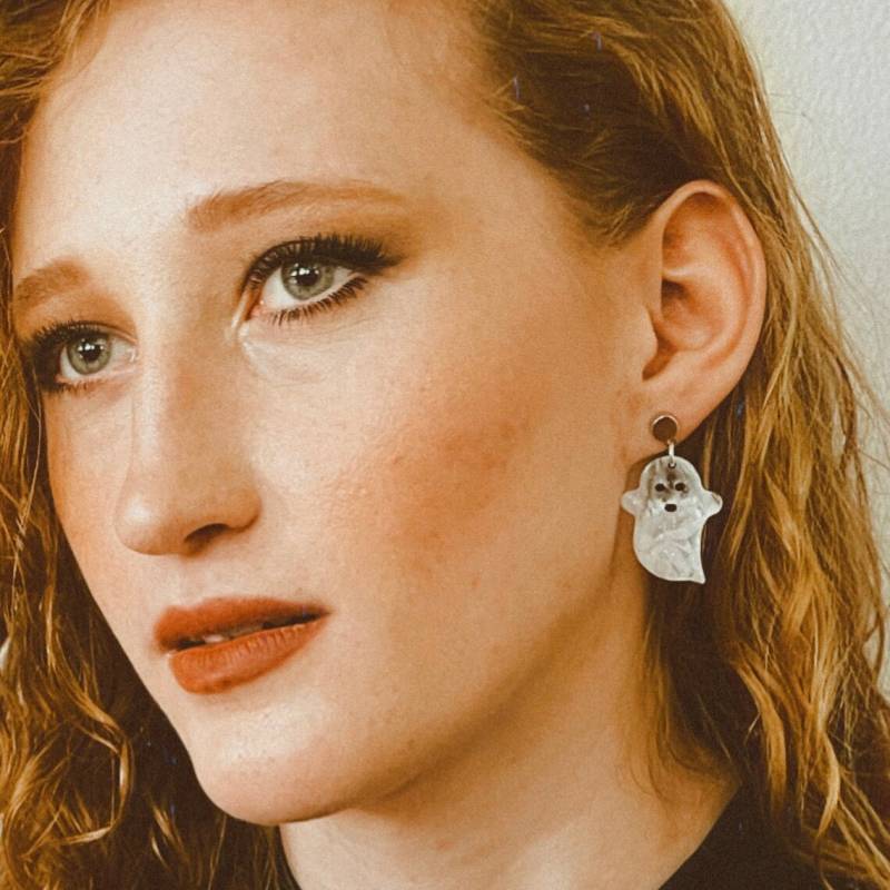 Gruselige Geist Ohrringe | Weiße Silber Vergoldete Halloween Geschenk Halloween-Accessoire von Melissavelia