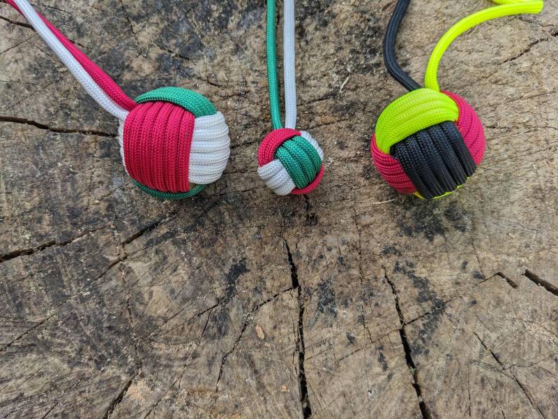 Paracord Schlüsselanhänger "Volleyball", in Bis Zu Drei Verschiedenen Farben Erhältlich von MellisParacraft