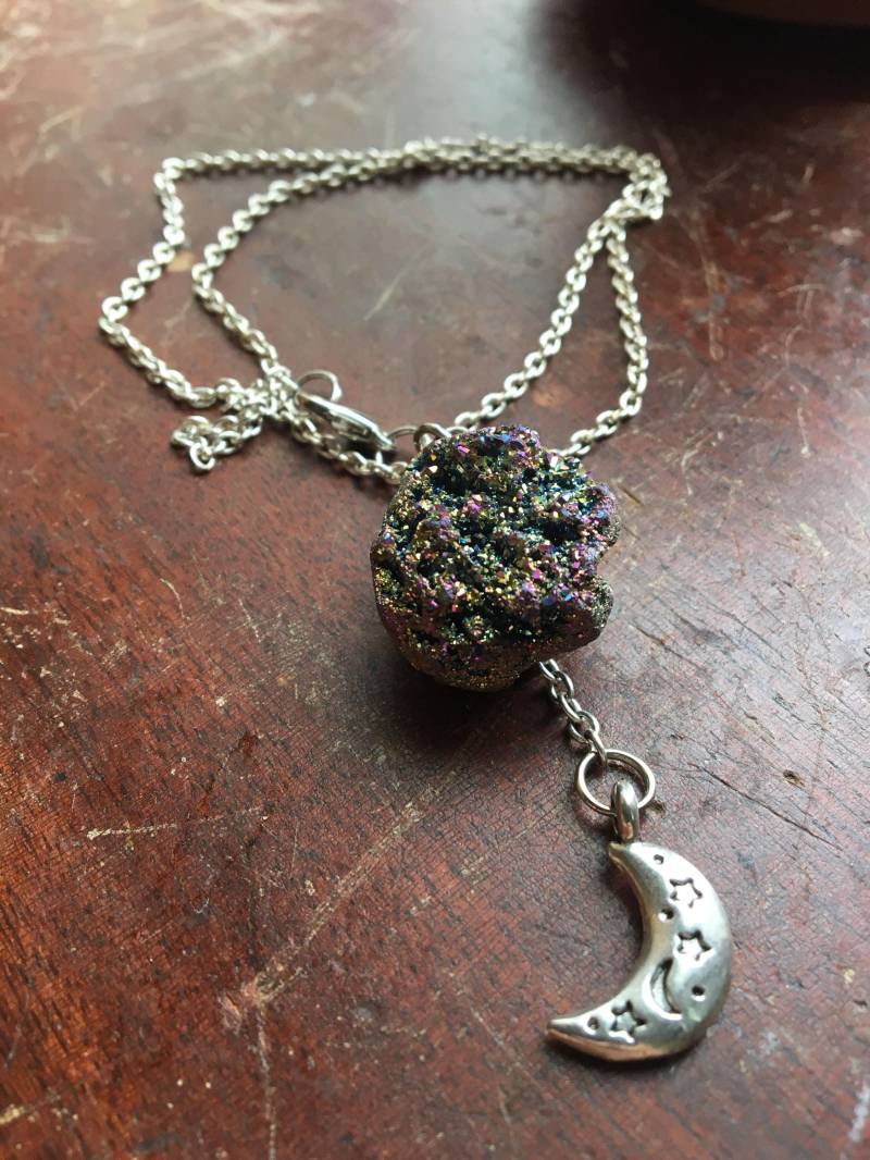 Titan-Aura Mit Mond-Charme von MellowGypsies