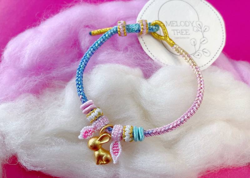 Hasen Regenbogen-Armband | Glücksarmband Glücksbringer Freundschaftsarmband Geknüpfte Armbänder von MelodyTreeDEsign