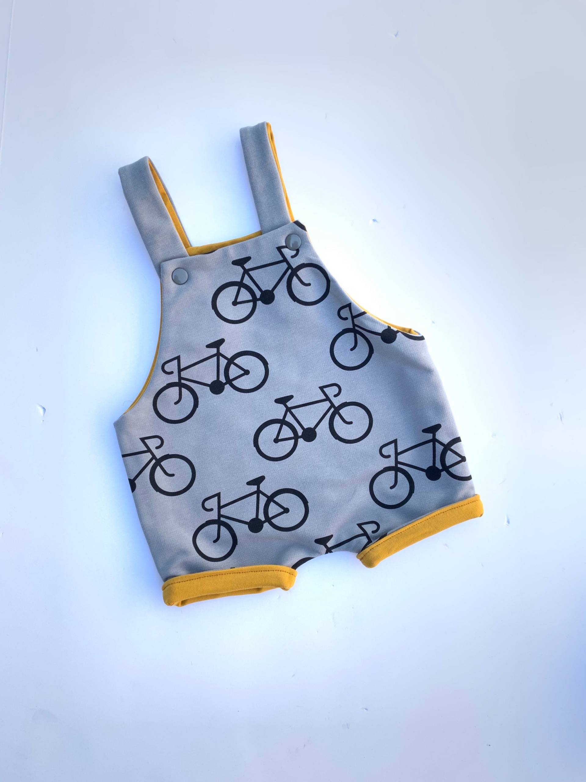 Overall Strampler Kurz, Junge Moderne Kinderkleidung, Wende-Strampler Shorts, Bike Kurz von MelodyandRio